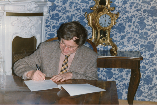 Slavnostní akt navrácení zámku Orlík Schwarzenbergům, za Národní památkový ústav smlouvu o předání majetku podepisuje Ing. Aleš Krejčů, 1992 