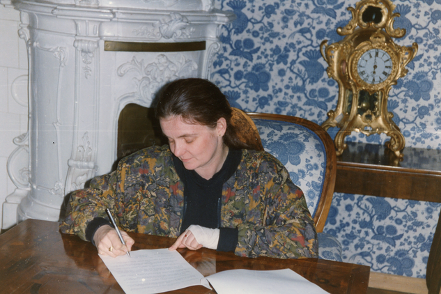 Slavnostní akt navrácení zámku Orlík Schwarzenbergům, za Karla Schwarzenberga smlouvu o předání majetku podepisuje jeho právní zástupkyně Dr. Helena Dvorná, 1992